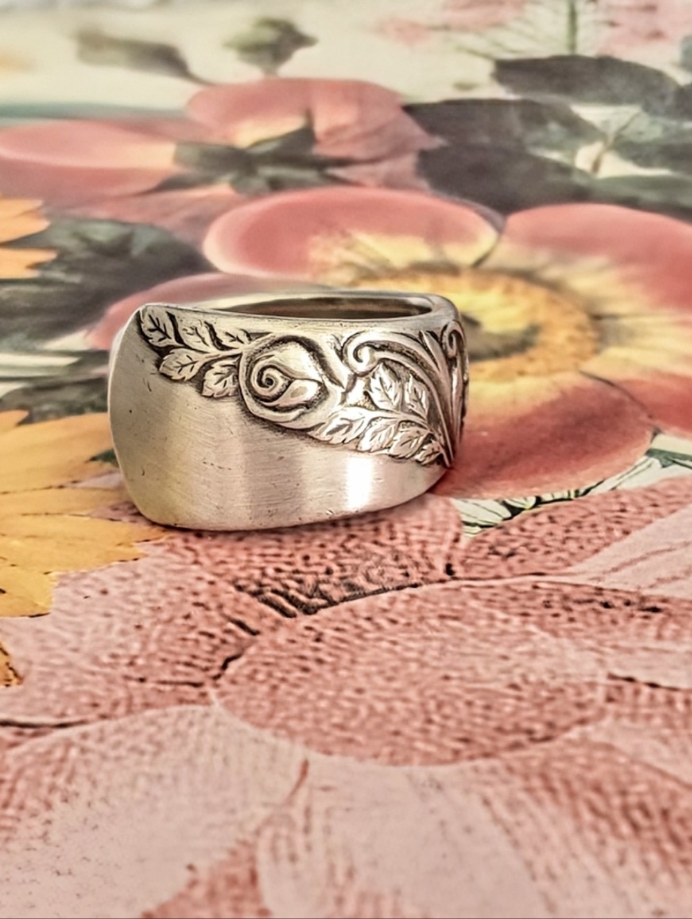SPOON RING MADE FROM A VERY RARE 1953 BEAUTIFUL SPOON - Picture 2 of 4